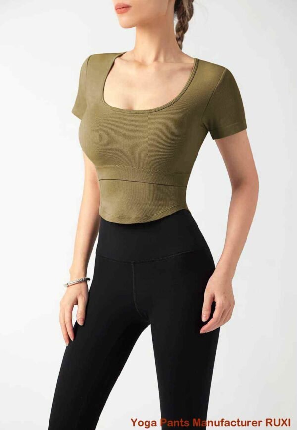 Khakifarbene Turnshorts für Herren bequem und stilvoll
