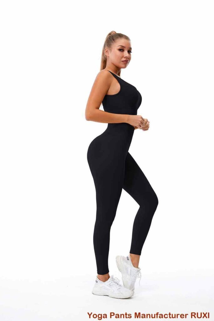 Schwarzes Yoga Top stilvoll bequem und atmungsaktiv Ruxi