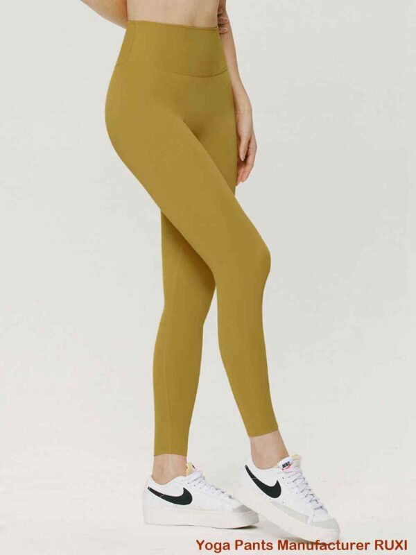Glänzende Yogahose mit hoher Taille und Stretchkomfort